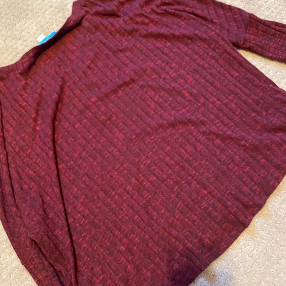 Maroon shirt w/black lace detail - Picture 4 of 4